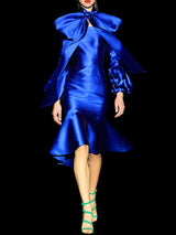 Vestido cocktail en mikado azul royal con falda recta y gran volante de capa de Hannibal Laguna