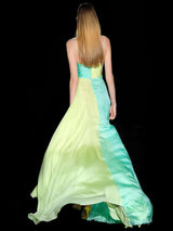 Vestido bi- color lima y menta con escote en pico y falda con amplio corte de Hannibal Laguna