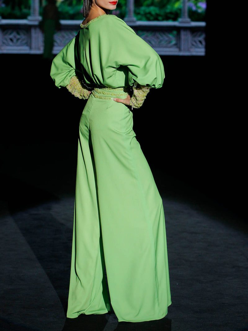 Blusa realizada en satín color verde manzana cortada al bies,amplias mangas con maxi puños bordados en cristal a tono, y escote en forma de gota de Hannibal Laguna