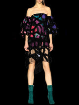 Vestido Estretlitzia de Hannibal Laguna Couture. Vestido corto realizado en satín estampado geométrico y tul bordado.