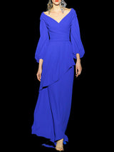 Vestido largo de fiesta en crepe azul con escote liz y falda de capa de Hannibal Laguna