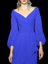 Vestido largo de fiesta en crepe azul con escote liz y falda de capa de Hannibal Laguna