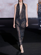 Vestido largo en gasa de seda bordada con escote infinito en V y espalda con amplio escote de Hannibal Laguna