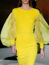 Vestido de noche en crepe amarillo compuesto de t-shirt con escote a caja, mangas XL en organza y falda sirena de Hannibal Laguna