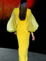 Vestido de noche en crepe amarillo compuesto de t-shirt con escote a caja, mangas XL en organza y falda sirena de Hannibal Laguna