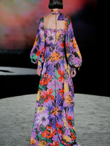 Vestido de noche en plumeti estampado floral multicolor, t-shirt con escote cuadrado, mangas XL y falda de vuelo de Hannibal Laguna