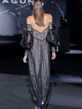 Vestido imperio tipo A largo bordado con cristales negros espejados formando figuras geométricas y mangas XXL en garza negra de Hannibal Laguna