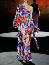 Vestido de noche en satín print maxi flores multicolor con escote asimétrico, manga XL, lazada a modo de fajín y falda evase al bies de Hannibal Laguna