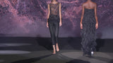 Look 9 XOANA y XOE Blusa en organza bordada y pantalon pitillo