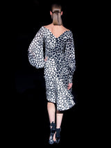 CATALINE |  Vestido en satin blanco y negro empedrado de Hannibal Laguna
