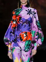 Vestido de noche en satín print maxi flores multicolor escote a caja con cuello cisne, manga XL, y falda evase al bies de Hannibal Laguna