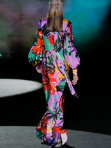 Vestido de noche en satín print maxi flores multicolor escote a caja con cuello cisne, manga XL, y falda evase al bies de Hannibal Laguna