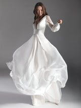 Vestido URSULA de Hannibal Laguna Couture. Vestido de Novia en en gasa de seda color natural con escote "V" y fajín drapeado.
