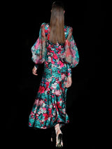 Vestido en satín estampado con cuerpo cruzado, mangas bomber y falda de nesgas de Hannibal Laguna