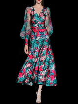 Vestido en satín estampado con cuerpo cruzado, mangas bomber y falda de nesgas de Hannibal Laguna