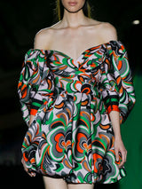 Vestido de fiesta realizado en satín estampado, con cuerpo drapeado en pico, mangas XL y falda bulbo mini de Hannibal Laguna