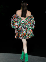 Vestido de fiesta realizado en satín estampado, con cuerpo drapeado en pico, mangas XL y falda bulbo mini de Hannibal Laguna