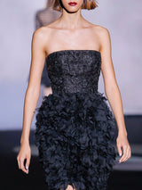 Vestido corto con escote palabra, cuerpo bordado en cristal y falda lápiz en rectángulos de organza cortada al láser de Hannibal Laguna
