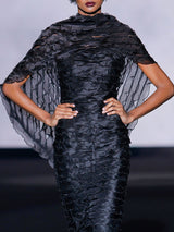 Vestido lápiz con escote palabra realizado en micro volantes de organza y amplia estola de Hannibal Laguna