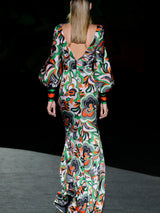 Vestido de noche en satín estampado , escote V con delicados pliegues, mangas XL y delicada falda sirena de Hannibal Laguna