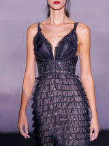 Vestido largo con falda tipo A realizada en tul con micro volantes y cuerpo con escote V bordado en cristal de Hannibal Laguna