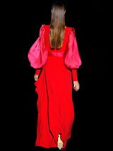 Vestido en crepe rojo con falda asimétrica, cuerpo cruzado y mangas bomber de organza de Hannibal Laguna