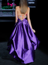Vestido de fiesta en mikado violeta y tul bordado floral de Hannibal Laguna.