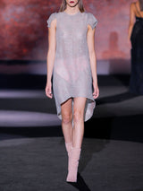 Vestido tipo A en organza bordada con cristales plata y mini mangas bordadas de Hannibal Laguna