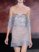 Vestido corto tipo A realizado en tul bordado formando rombos y bordado de flores con lentejuelas plata mate con mangas 3/4de Hannibal Laguna