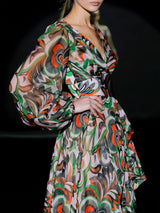 Vestido en gasa estampada psicodélica floral, amplia falda cruzada con abertura y cuerpo con escote V cruzado y mangas XXL