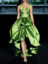 Vestido de fiesta realizado en mikado color manzana con escote en V rodeado de tira cristal a tono y falda bulbo abullonada midi de Hannibal Laguna