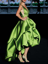 Vestido de fiesta realizado en mikado color manzana con escote en V rodeado de tira cristal a tono y falda bulbo abullonada midi de Hannibal Laguna