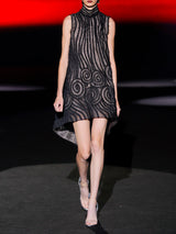 Vestido tipo A en tul negro con micro volantes en forma de espiral, cuello cisne de Hannibal Laguna
