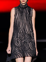 Vestido tipo A en tul negro con micro volantes en forma de espiral, cuello cisne de Hannibal Laguna