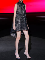 Vestido tipo A en tul negro con micro volantes en forma de espiral, cuello cisne de Hannibal Laguna