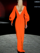Vestido de noche crepe naranja, escote en V, mangas XL, fajín con crepe planeado al bies y falda evasé de Hannibal Laguna
