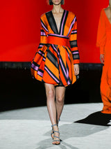 Blusa en satín estampado rayas con escote V infinito realizada al bies. Falda bulbo mini realizada en satín estampado de rayas con cinturilla ancha de Hannibal Laguna