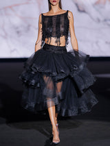 Conjunto compuesto por cuerpo bordado en cristales a modo de flecos con lentejuelas ovaladas y escote barca , falda midi con volantes de tul negro y canesú bordado en cristal de Hannibal Laguna