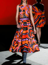 Vestido de noche realizado en neopreno estampad, de t-shirt con escote a caja y falda de nesgas de Hannibal Laguna