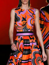 Vestido de noche realizado en neopreno estampad, de t-shirt con escote a caja y falda de nesgas de Hannibal Laguna