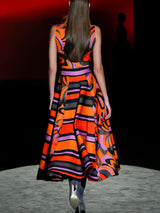 Vestido de noche realizado en neopreno estampad, de t-shirt con escote a caja y falda de nesgas de Hannibal Laguna