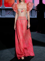 Blusa joya en tul bordado de cristal color nude. Falda de capa en gasa color pomelo de Hannibal Laguna.