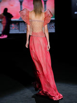 Blusa joya en tul bordado de cristal color nude. Falda de capa en gasa color pomelo de Hannibal Laguna.