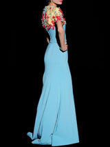 Vestido de corte sirena en crepe azul de Hannibal Laguna.