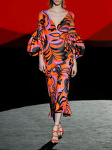 Vestido de fiesta en neopreno estampado psicodélico escote de pico, pechos con pliegues. Fajín al bies y falda sirena midi de Hannibal Laguna