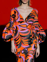 Vestido de fiesta en neopreno estampado psicodélico escote de pico, pechos con pliegues. Fajín al bies y falda sirena midi de Hannibal Laguna