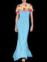 Vestido de corte sirena en crepe azul de Hannibal Laguna.