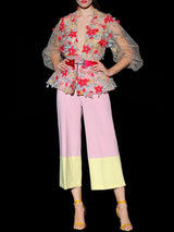 Chaqueta joya tul bordado floral y Pantalon capri de cintura alta  de Hannibal Laguna