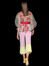 Chaqueta joya tul bordado floral y Pantalon capri de cintura alta  de Hannibal Laguna