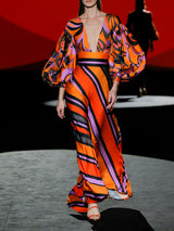 Blusa en satín estampado psicodélico floral naranja. Falda en satín estampado de rayas de Hannibal Laguna